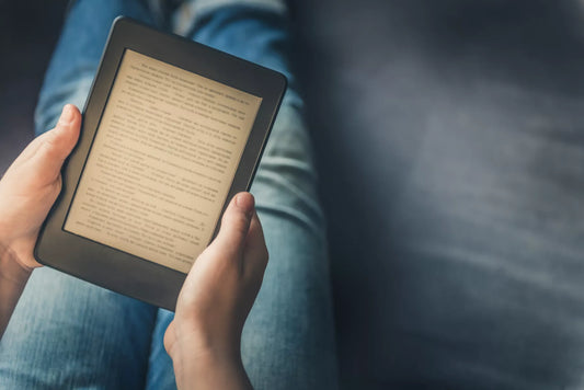 La comodidad de los ebooks de tenerlos en tu bolsillo como en el celular o en tu kindle, pc, etc. es algo que ha revolucionado el mundo de la lectura en los últimos años debido a su bajo costo y rapidez de adquisición